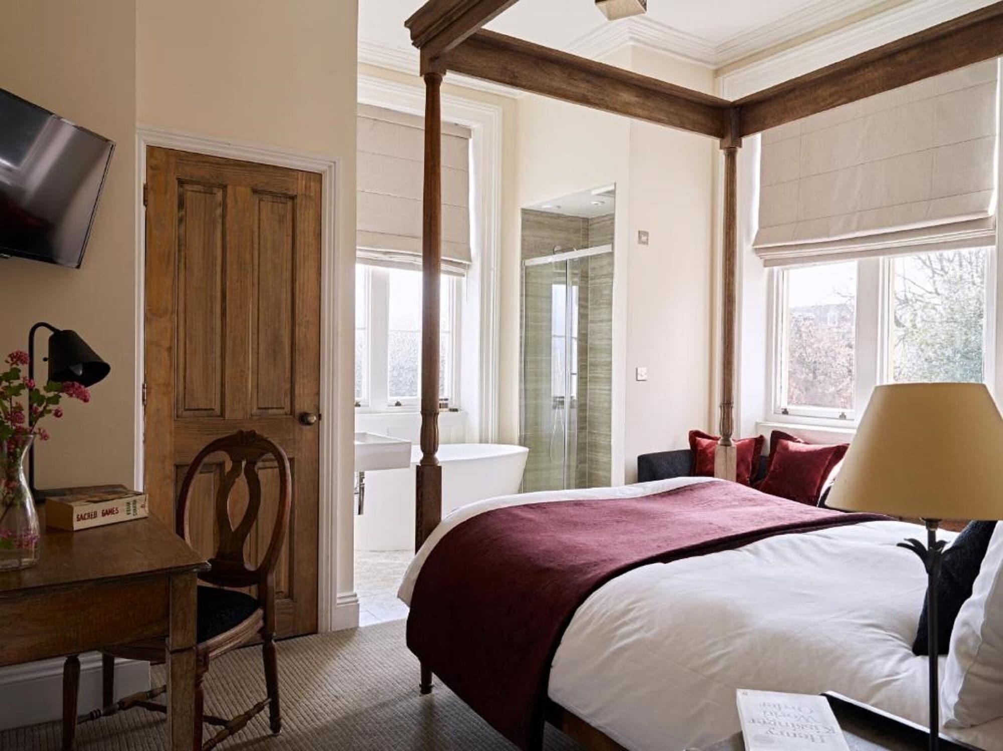 Cotswold Grange Bed & Breakfast Cheltenham Ngoại thất bức ảnh A bedroom at The Swan Hotel