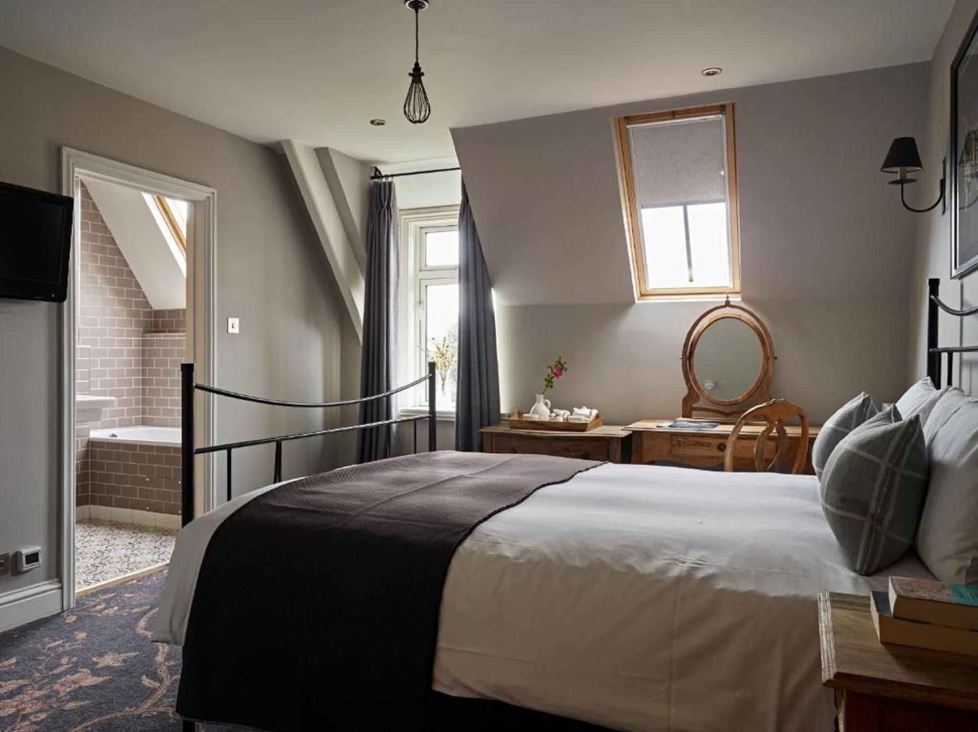 Cotswold Grange Bed & Breakfast Cheltenham Ngoại thất bức ảnh A bedroom at The Old Bank Hotel