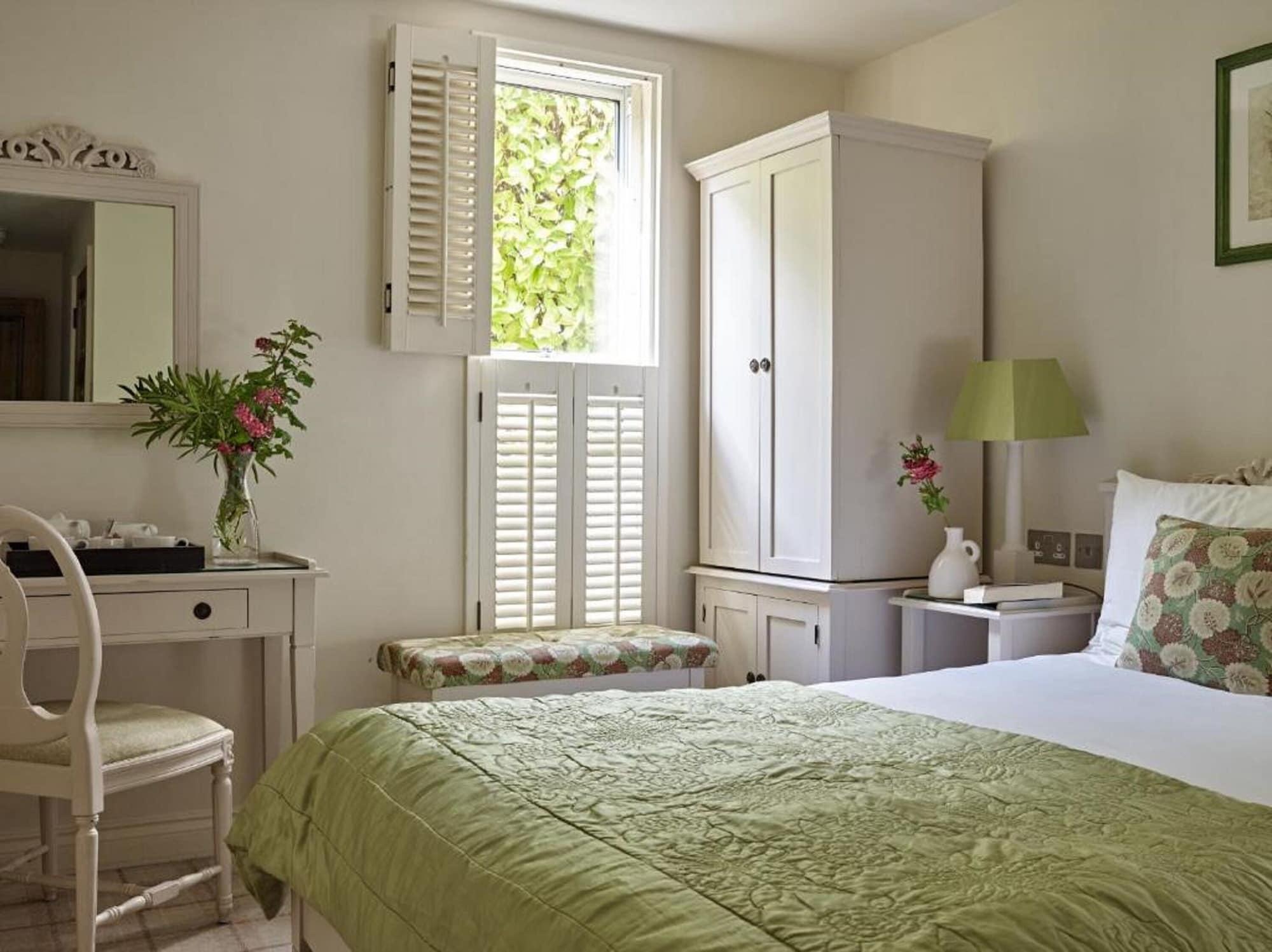 Cotswold Grange Bed & Breakfast Cheltenham Ngoại thất bức ảnh A bedroom at The Old parsonage