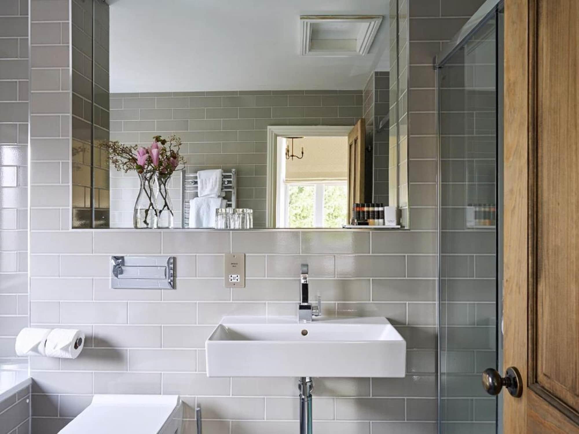 Cotswold Grange Bed & Breakfast Cheltenham Ngoại thất bức ảnh Bathroom with subway tiles