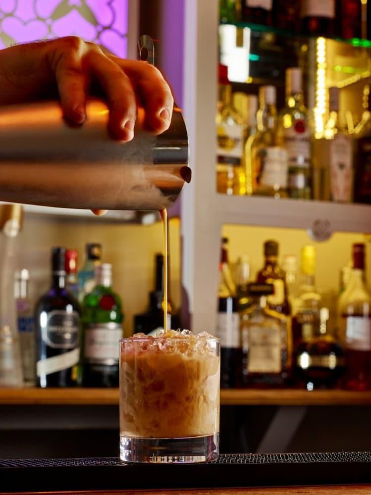Cotswold Grange Bed & Breakfast Cheltenham Ngoại thất bức ảnh A bartender pouring a White Russian