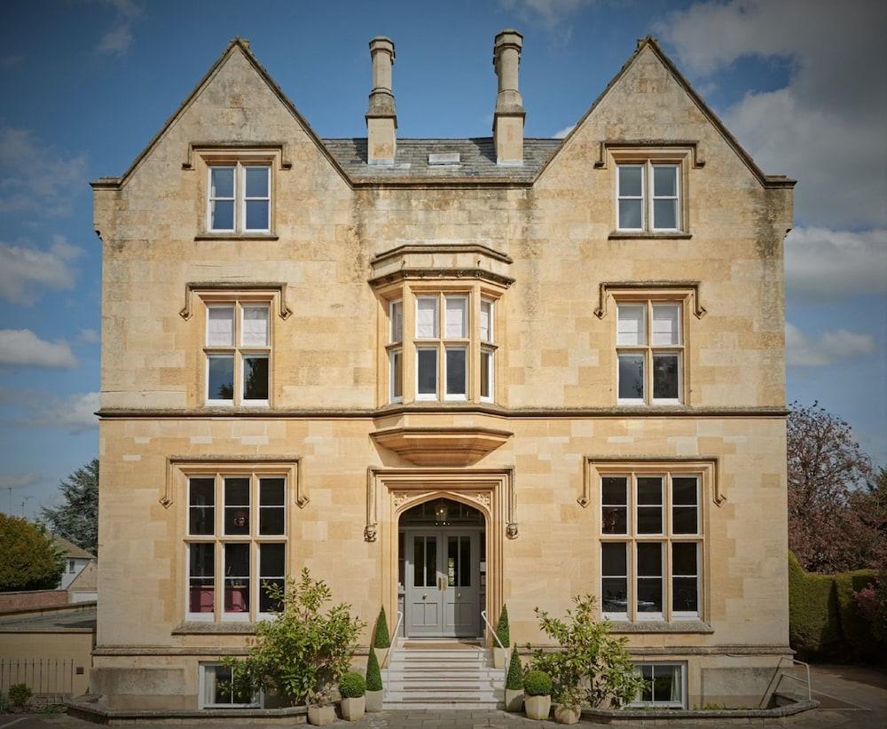 Cotswold Grange Bed & Breakfast Cheltenham Ngoại thất bức ảnh The main entrance of the school