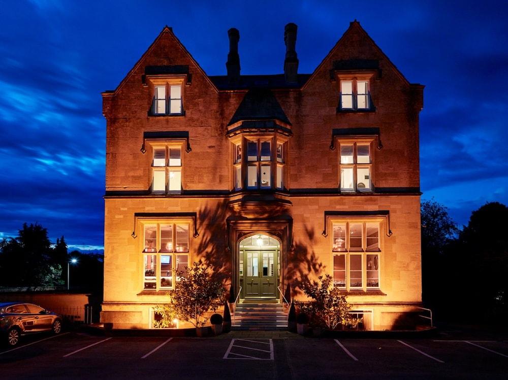 Cotswold Grange Bed & Breakfast Cheltenham Ngoại thất bức ảnh The Old Rectory, at night