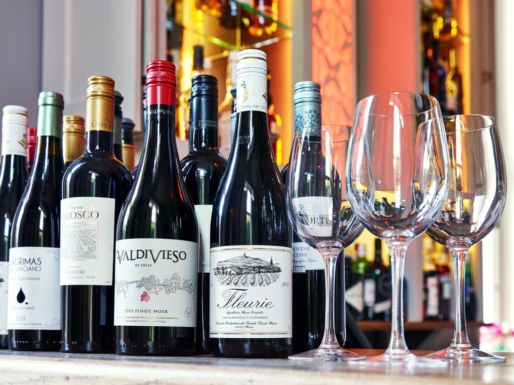 Cotswold Grange Bed & Breakfast Cheltenham Ngoại thất bức ảnh Wine bottles