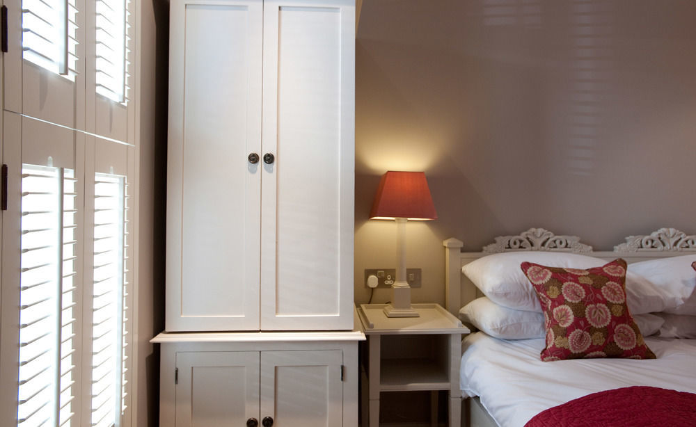 Cotswold Grange Bed & Breakfast Cheltenham Ngoại thất bức ảnh A bedroom at the hotel