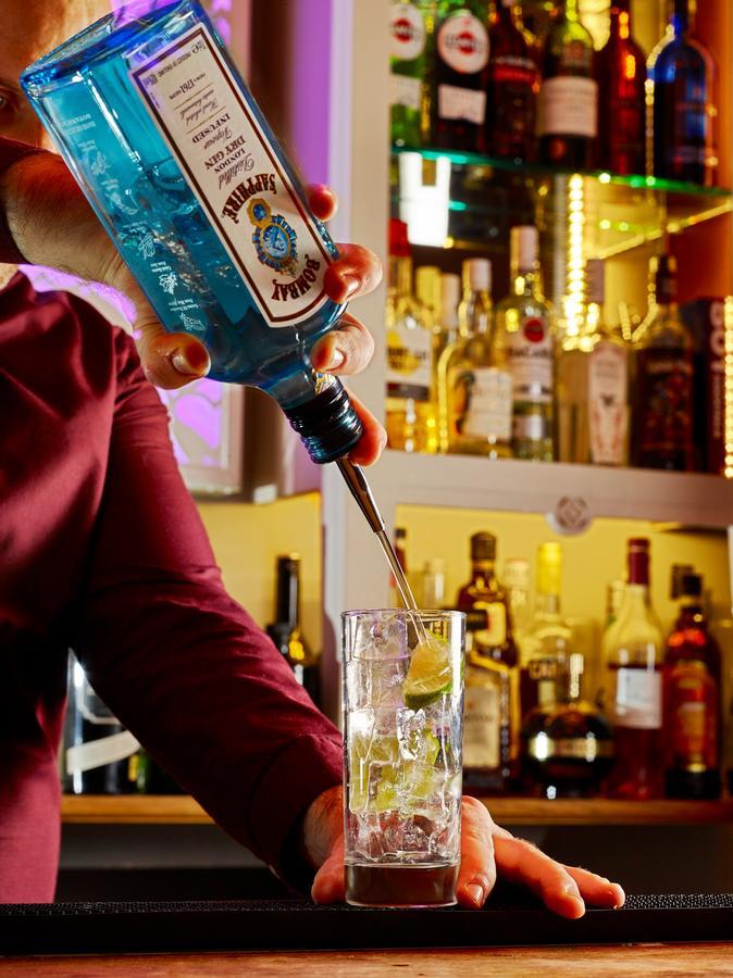 Cotswold Grange Bed & Breakfast Cheltenham Ngoại thất bức ảnh A bartender pouring a bottle of Blue Curaçao liqueur
