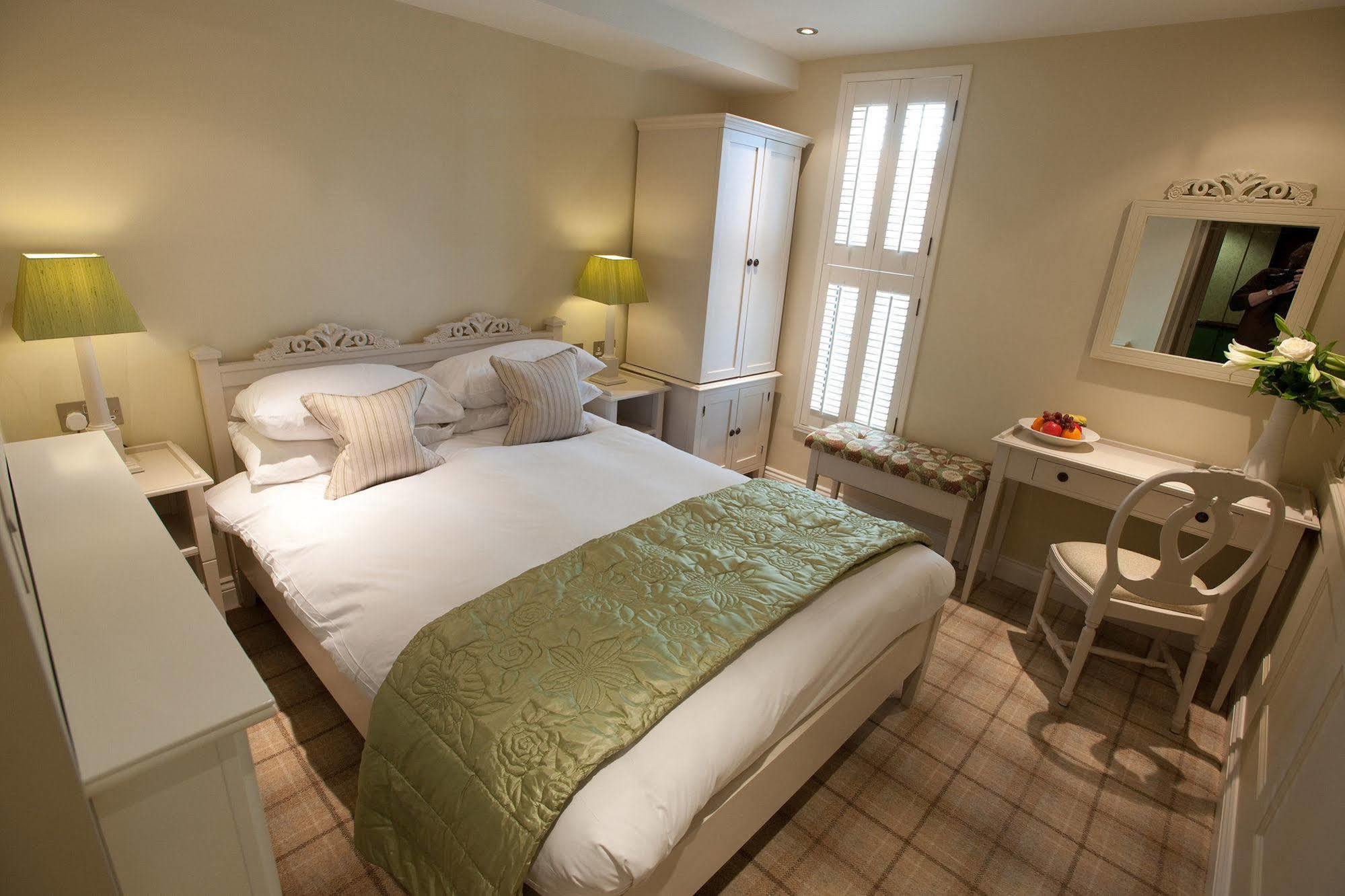 Cotswold Grange Bed & Breakfast Cheltenham Ngoại thất bức ảnh A bedroom at The Old Vicarage