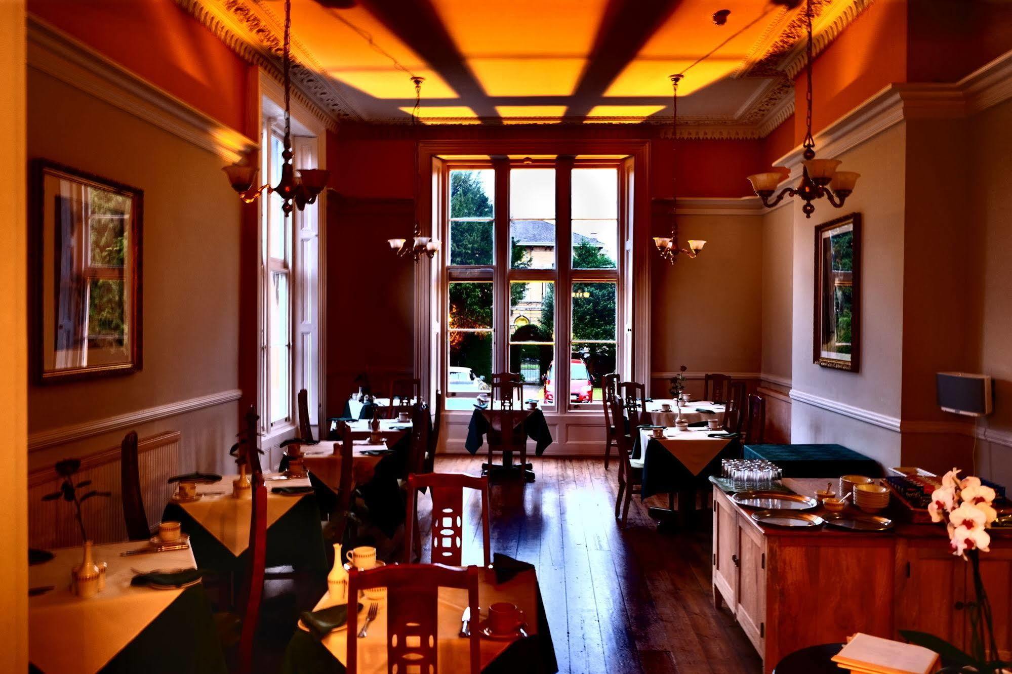 Cotswold Grange Bed & Breakfast Cheltenham Ngoại thất bức ảnh The restaurant at the 1886 Crescent Hotel