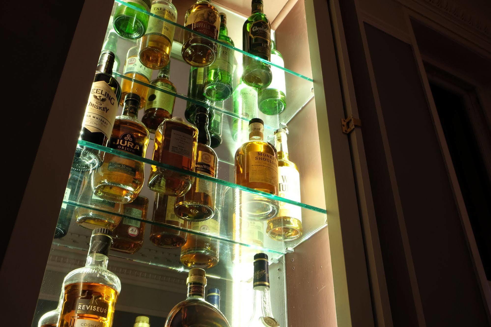 Cotswold Grange Bed & Breakfast Cheltenham Ngoại thất bức ảnh A selection of Scotch whiskies