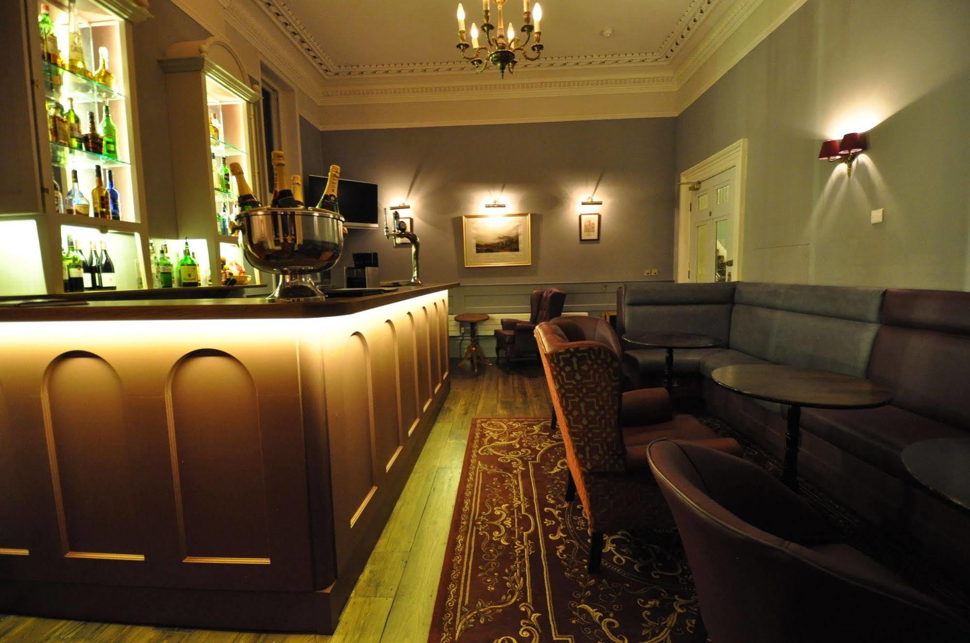 Cotswold Grange Bed & Breakfast Cheltenham Ngoại thất bức ảnh The bar at the hotel
