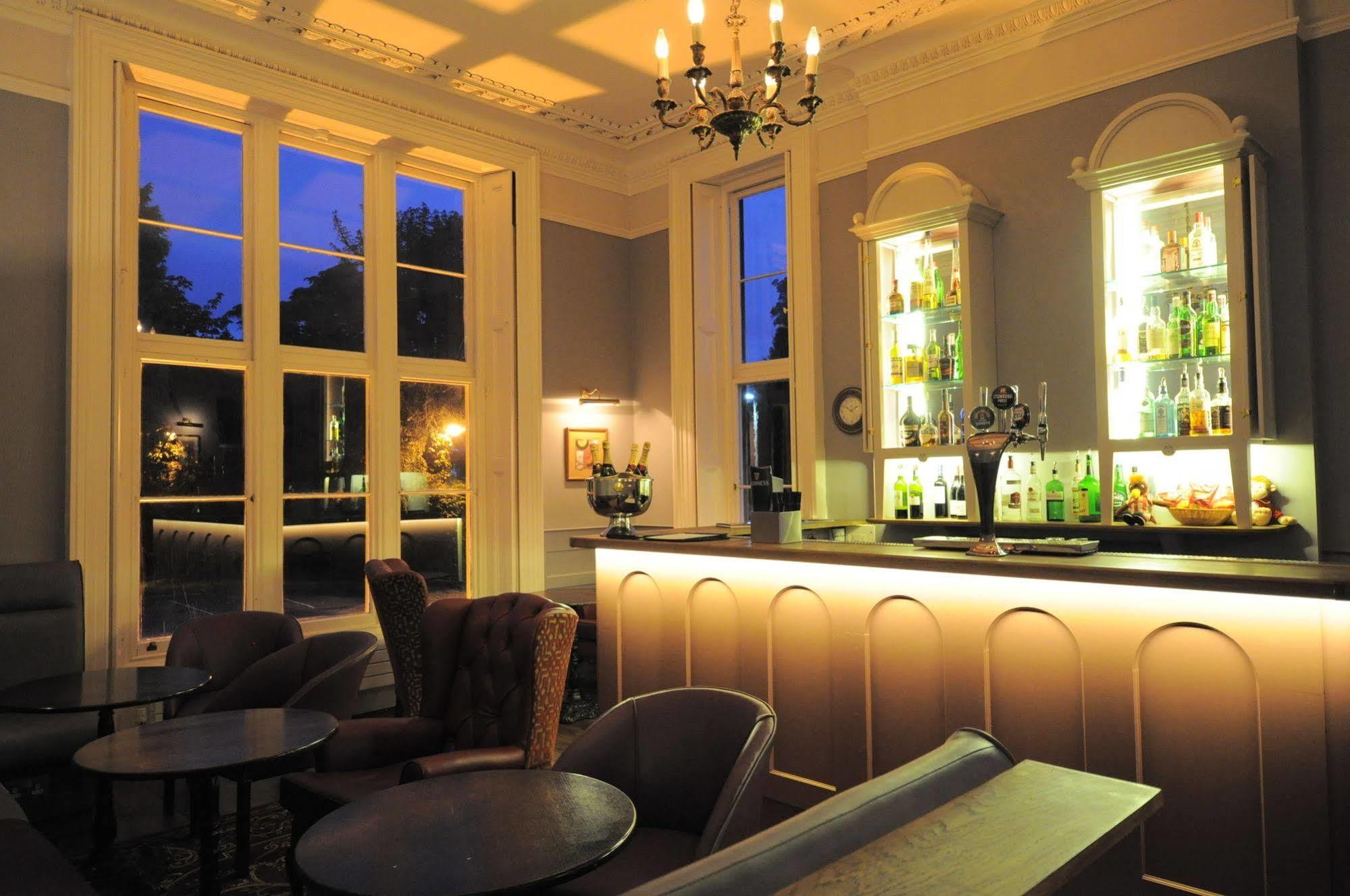 Cotswold Grange Bed & Breakfast Cheltenham Ngoại thất bức ảnh The bar at the hotel