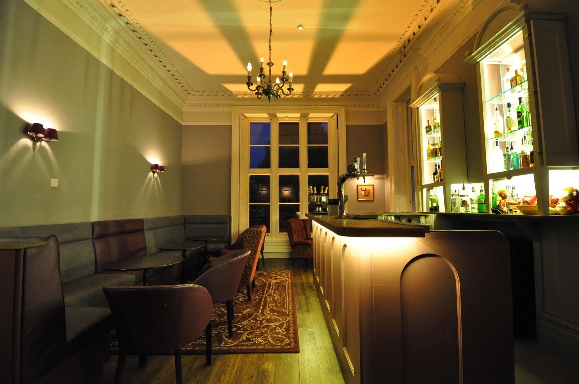 Cotswold Grange Bed & Breakfast Cheltenham Ngoại thất bức ảnh The bar at the 2007–2011 premises