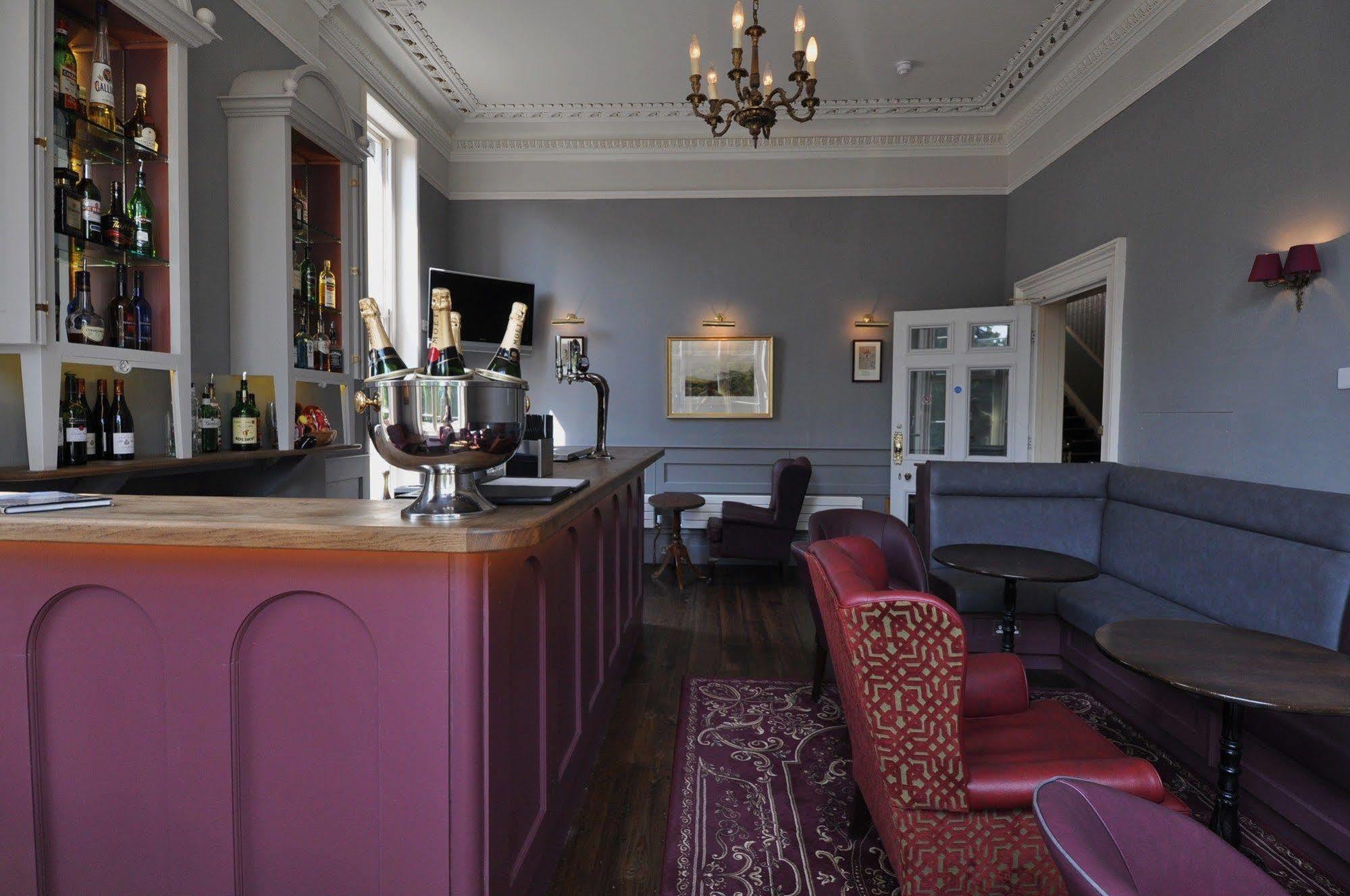 Cotswold Grange Bed & Breakfast Cheltenham Ngoại thất bức ảnh The bar at the hotel
