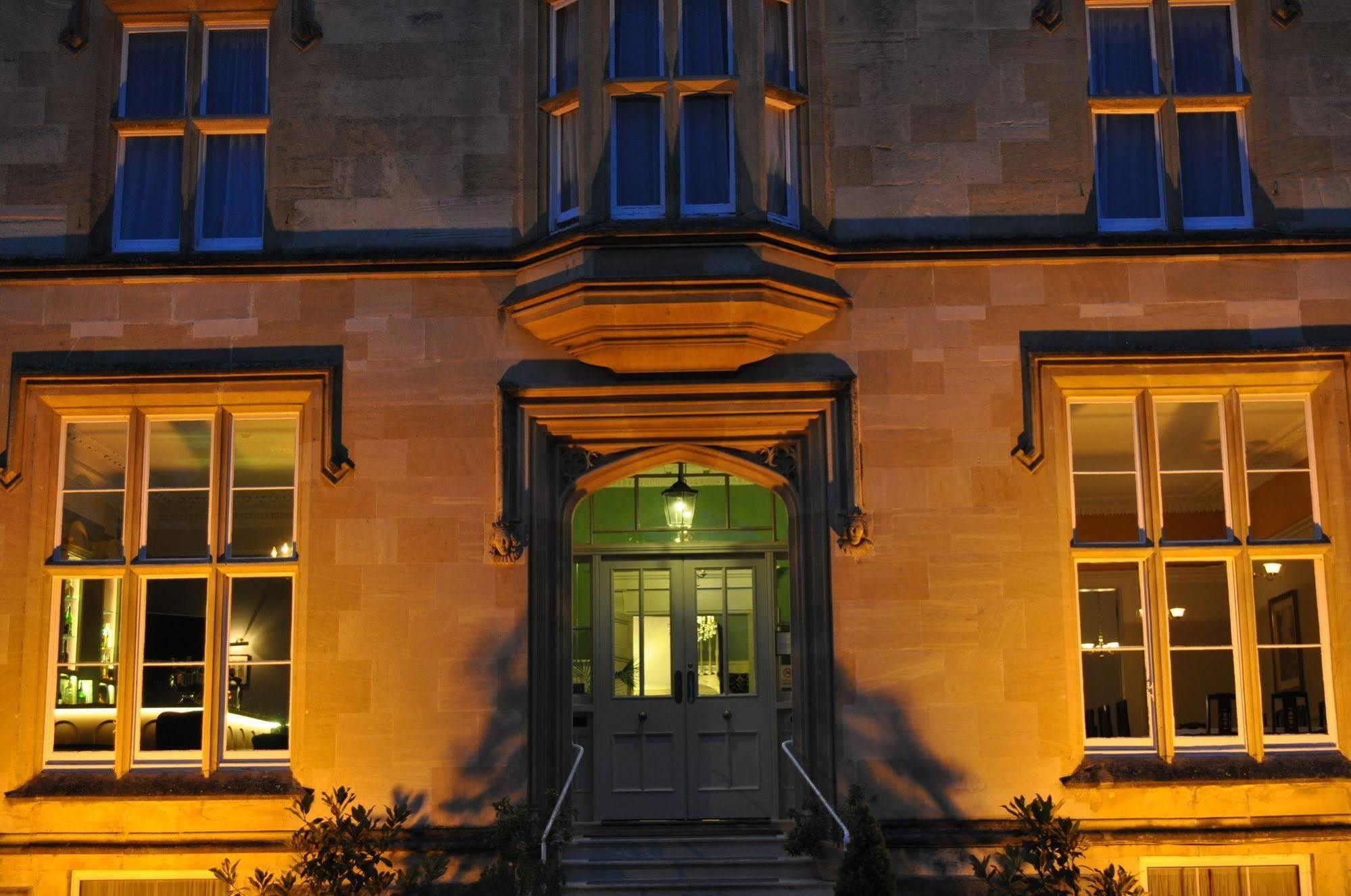 Cotswold Grange Bed & Breakfast Cheltenham Ngoại thất bức ảnh The entrance to the main building