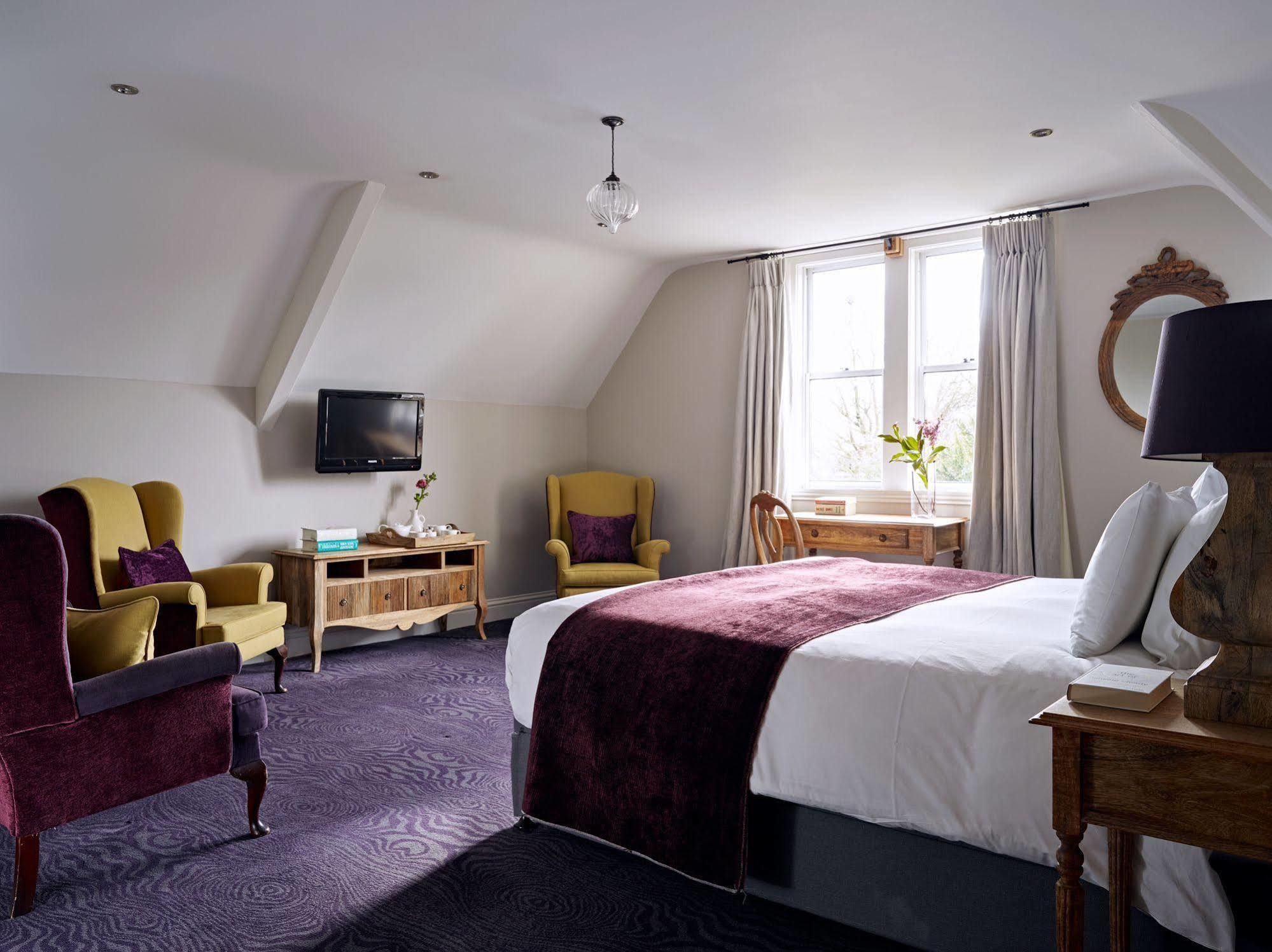 Cotswold Grange Bed & Breakfast Cheltenham Ngoại thất bức ảnh A bedroom at The Swan Hotel