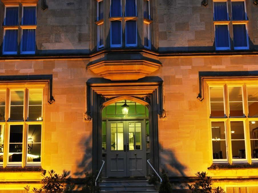 Cotswold Grange Bed & Breakfast Cheltenham Ngoại thất bức ảnh The entrance to the main building